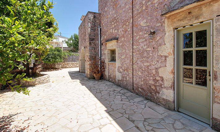 TRADITIONAL STONE HOUSE IN THE CENTRE OF VAMOS