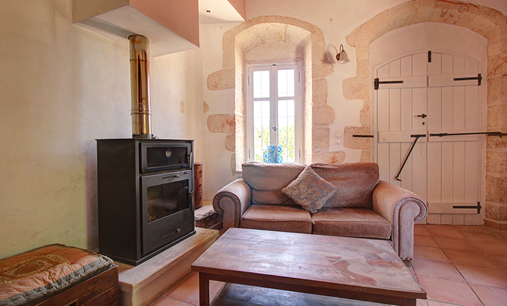 TRADITIONAL STONE HOUSE IN THE CENTRE OF VAMOS