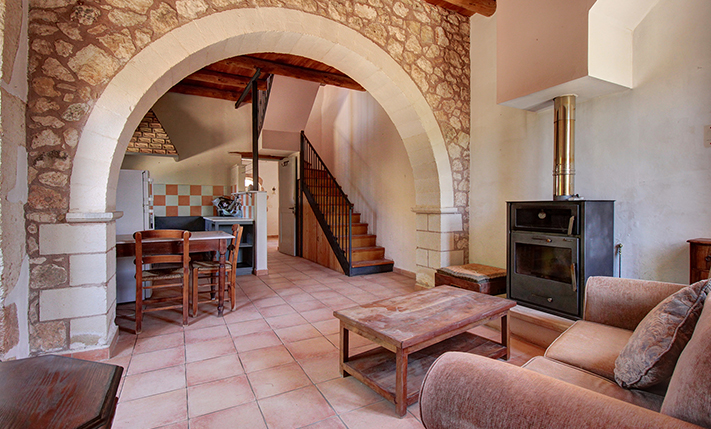 ΠΑΡΑΔΟΣΙΑΚΗ ΔΙΩΡΟΦΗ ΟΙΚΙΑ ΣΤΟ ΚΕΝΤΡΟ ΤΟΥ ΒΑΜΟΥ