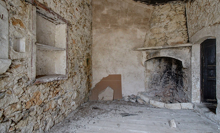 WITH IMPRESSIVE ATTRIBUTES IN A VENETIAN ALLEY