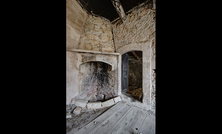 WITH IMPRESSIVE ATTRIBUTES IN A VENETIAN ALLEY