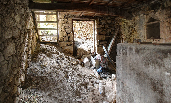 WITH IMPRESSIVE ATTRIBUTES IN A VENETIAN ALLEY