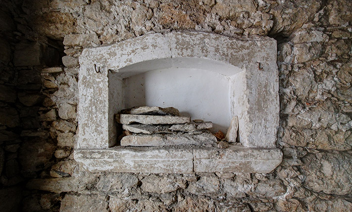 WITH IMPRESSIVE ATTRIBUTES IN A VENETIAN ALLEY