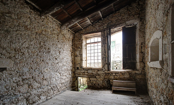 WITH IMPRESSIVE ATTRIBUTES IN A VENETIAN ALLEY