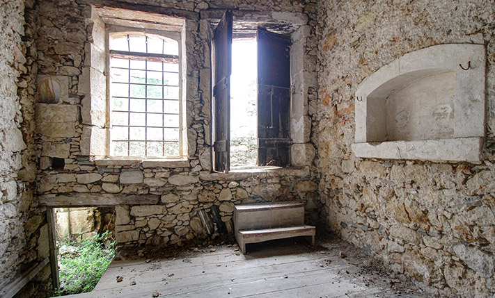 WITH IMPRESSIVE ATTRIBUTES IN A VENETIAN ALLEY