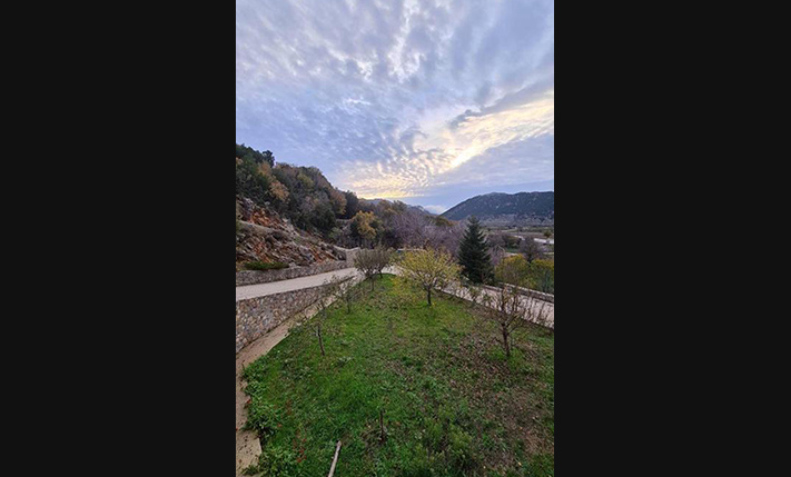 QUALITY BUILDING ON A PLATEAU IN THE MOUNTAINS