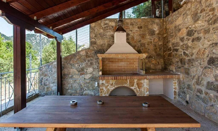 QUALITY BUILDING ON A PLATEAU IN THE MOUNTAINS