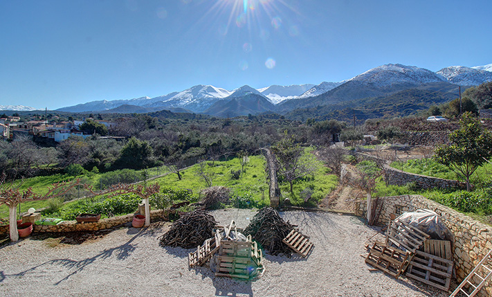 ΜΠΡΟΣΤΑ ΑΠΟ ΤΑ ΛΕΥΚΑ ΟΡΗ ΣΕ ΠΑΝΟΡΑΜΙΚΗ ΘΕΣΗ