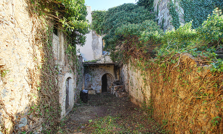 LARGE HOUSE WITH MANY TRADITIONAL FEATURES