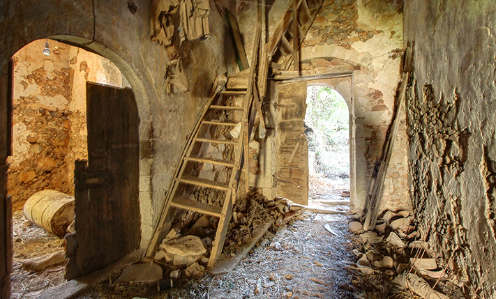 LARGE HOUSE WITH MANY TRADITIONAL FEATURES