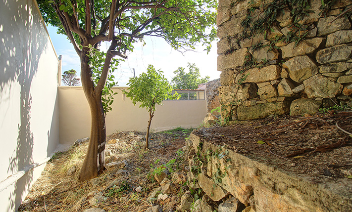 LARGE HOUSE WITH MANY TRADITIONAL FEATURES