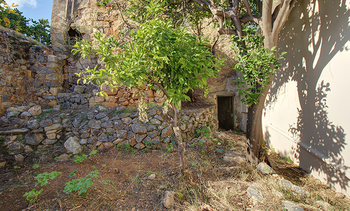 LARGE HOUSE WITH MANY TRADITIONAL FEATURES