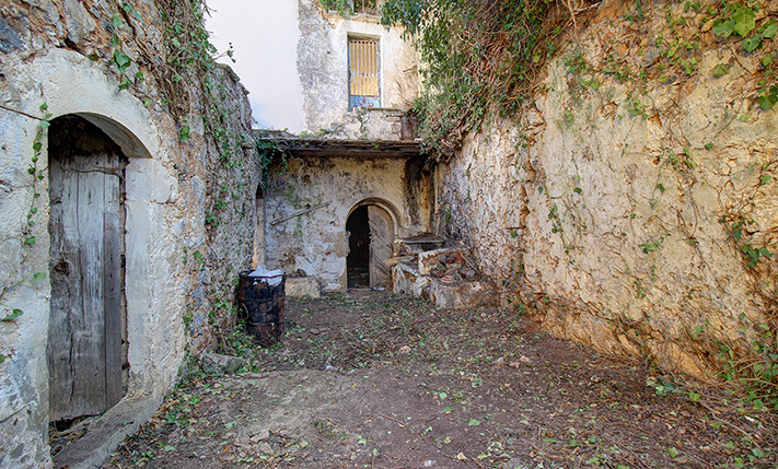 LARGE HOUSE WITH MANY TRADITIONAL FEATURES