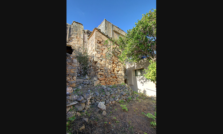 LARGE HOUSE WITH MANY TRADITIONAL FEATURES