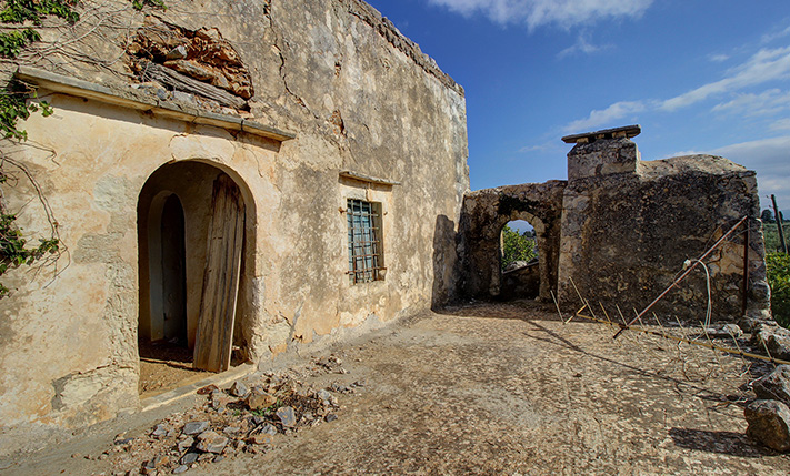 LARGE HOUSE WITH MANY TRADITIONAL FEATURES