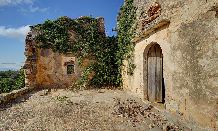 LARGE HOUSE WITH MANY TRADITIONAL FEATURES
