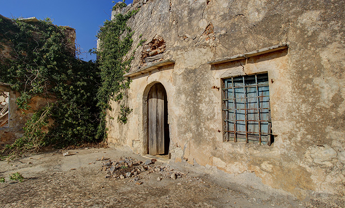 LARGE HOUSE WITH MANY TRADITIONAL FEATURES