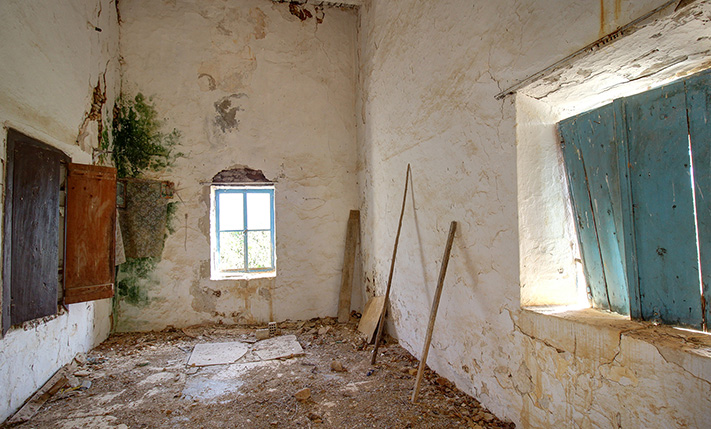 LARGE HOUSE WITH MANY TRADITIONAL FEATURES