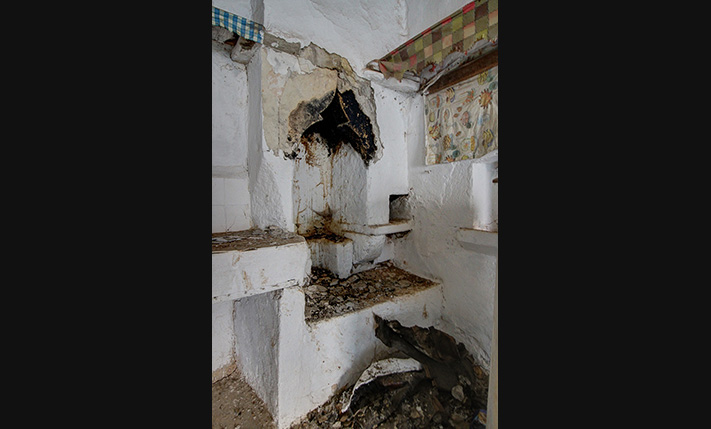 LARGE HOUSE WITH MANY TRADITIONAL FEATURES