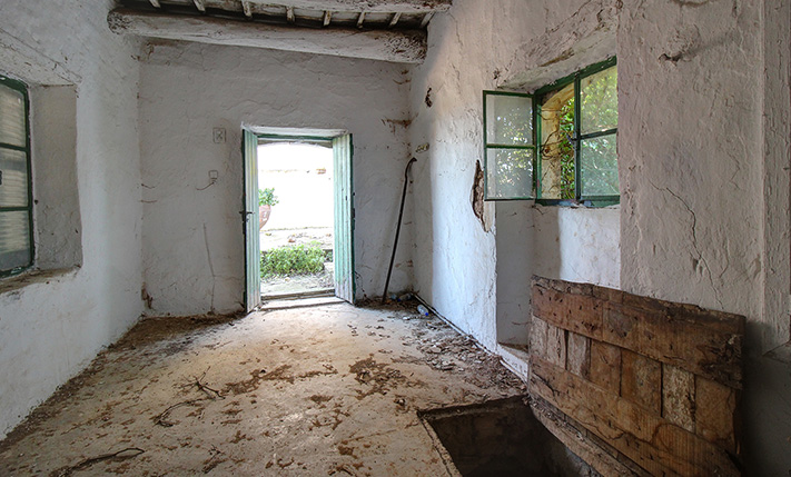 LARGE HOUSE WITH MANY TRADITIONAL FEATURES