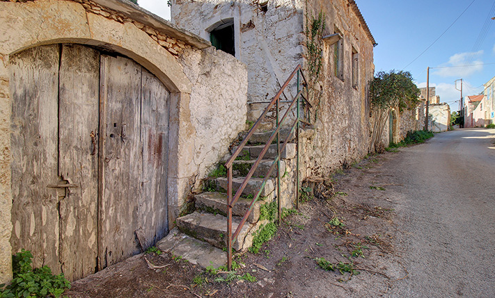 ΜΕΓΑΛΗ ΚΑΤΟΙΚΙΑ ΜΕ ΠΟΛΛΑ ΠΑΡΑΔΟΣΙΑΚΑ ΣΤΟΙΧΕΙΑ
