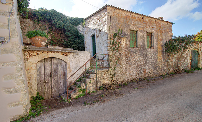 LARGE HOUSE WITH MANY TRADITIONAL FEATURES