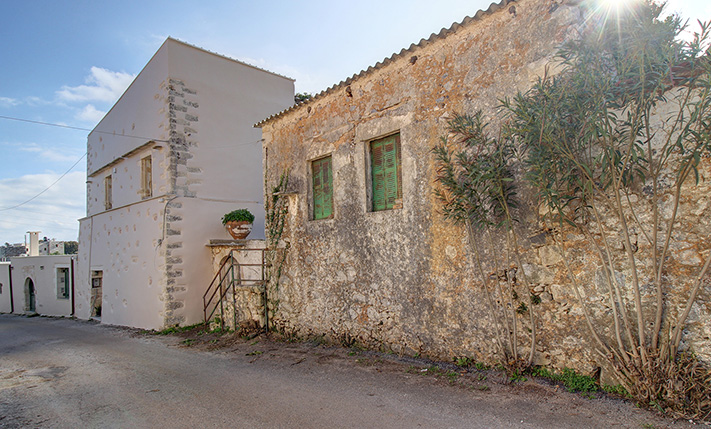 LARGE HOUSE WITH MANY TRADITIONAL FEATURES
