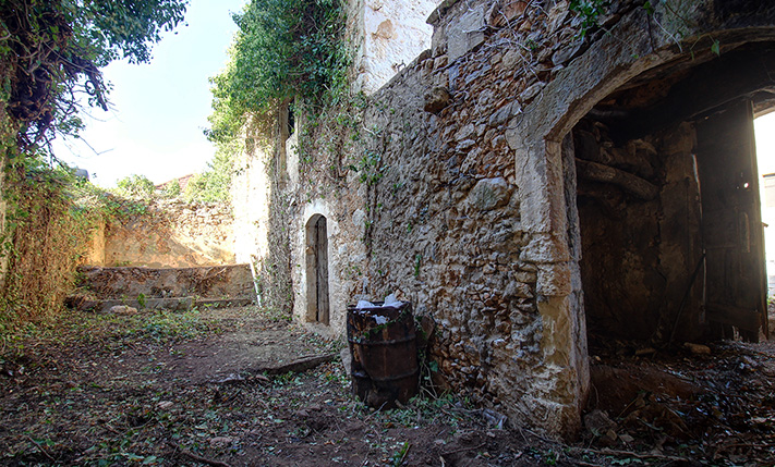 LARGE HOUSE WITH MANY TRADITIONAL FEATURES
