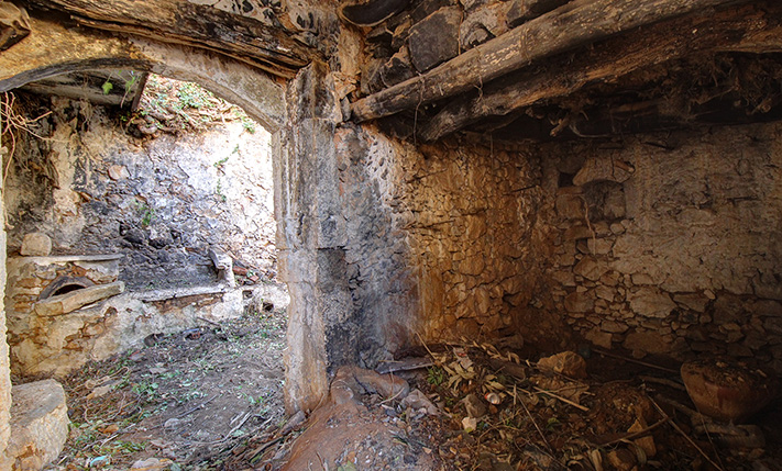 LARGE HOUSE WITH MANY TRADITIONAL FEATURES