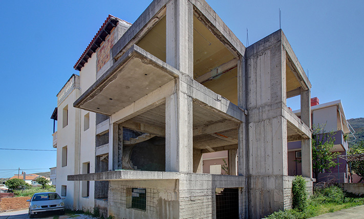 LARGE UNFINISHED HOUSE NEAR THE CITY CENTRE