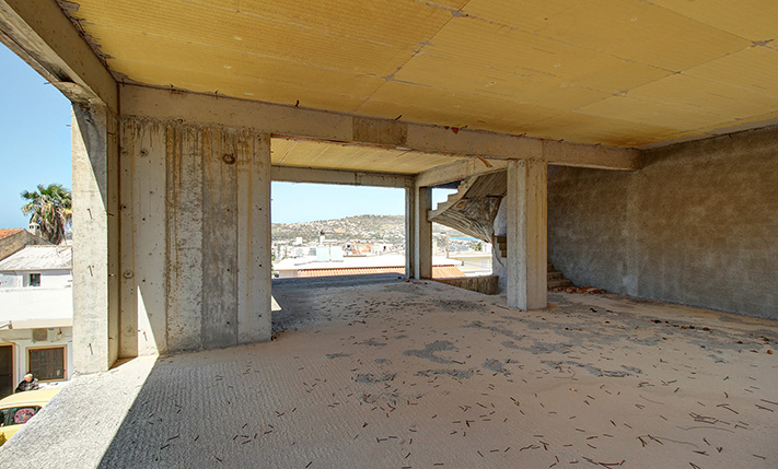 LARGE UNFINISHED HOUSE NEAR THE CITY CENTRE