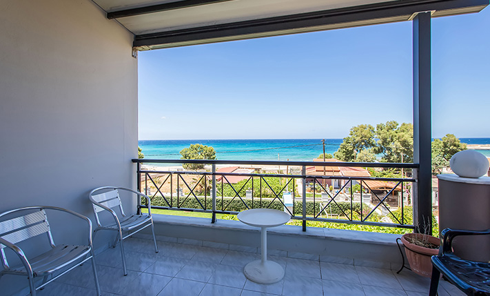 ΔΙΠΛΑ ΣΤΗ ΘΑΛΑΣΣΑ ΜΕ ΑΝΕΜΠΟΔΙΣΤΗ ΘΕΑ