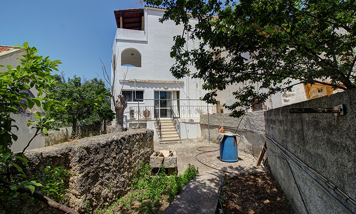 BUILDING OF 3 APARTMENTS IN KEFALAS