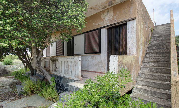 21 UNCONVERTED APARTMENTS NEAR THE BEACH