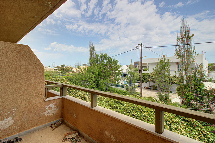 21 UNCONVERTED APARTMENTS NEAR THE BEACH