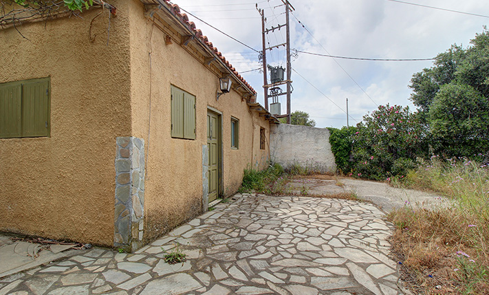 21 UNCONVERTED APARTMENTS NEAR THE BEACH