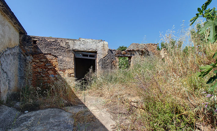 ABANDONED STONE HOUSE ON A PLOT WITH VIEWS