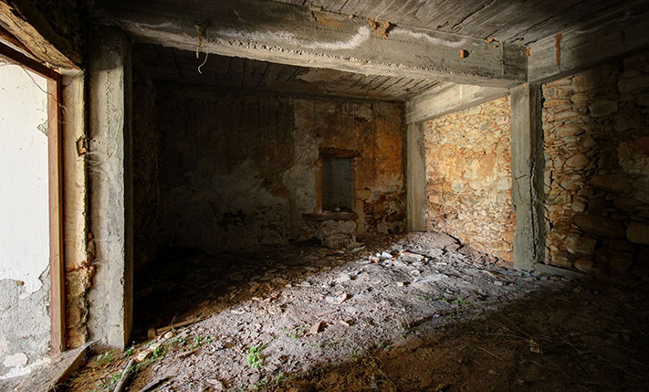 ABANDONED STONE HOUSE ON A PLOT WITH VIEWS