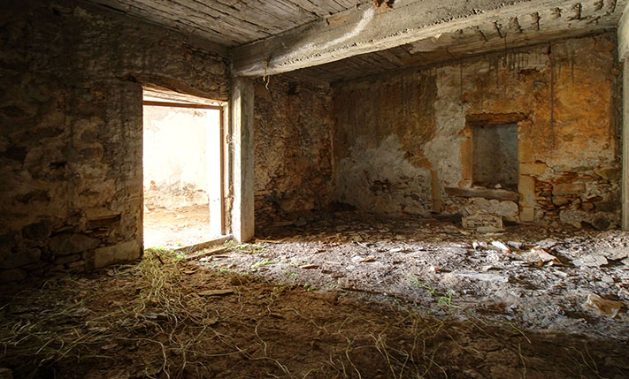 ABANDONED STONE HOUSE ON A PLOT WITH VIEWS