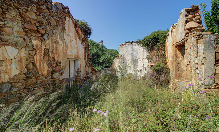 ABANDONED STONE HOUSE ON A PLOT WITH VIEWS
