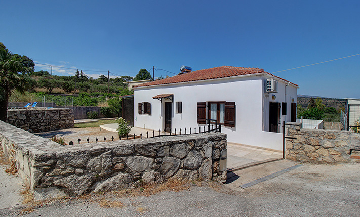 FUNCTIONAL BUNGALOW WITH SHARED POOL & GARDEN