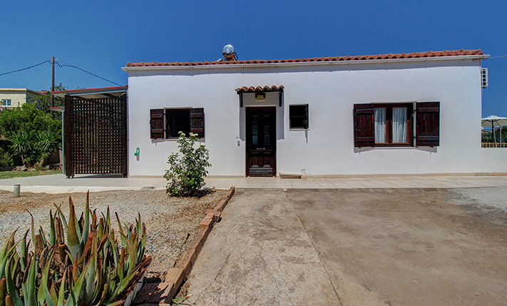 FUNCTIONAL BUNGALOW WITH SHARED POOL & GARDEN