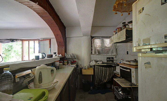 SPACIOUS UNCONVERTED GROUND LEVEL