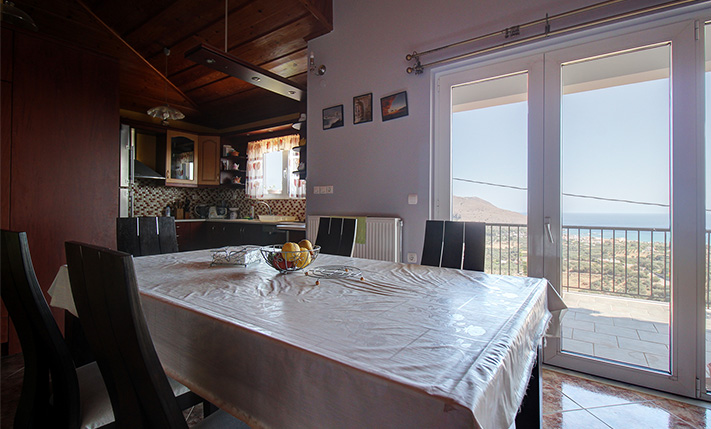 TOP FLOOR APT WITH RIGHTS ON A SPACIOUS PLOT