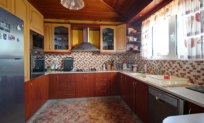 TOP FLOOR APT WITH RIGHTS ON A SPACIOUS PLOT