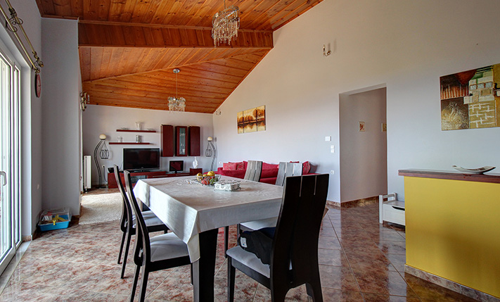 TOP FLOOR APT WITH RIGHTS ON A SPACIOUS PLOT