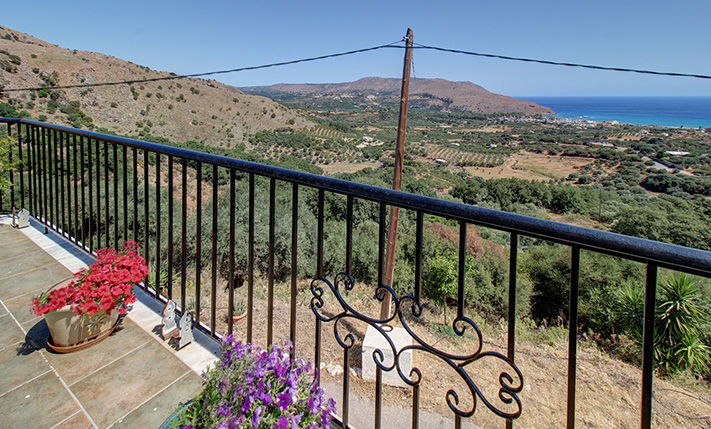 TOP FLOOR APT WITH RIGHTS ON A SPACIOUS PLOT