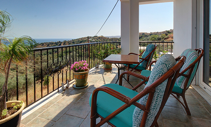 TOP FLOOR APT WITH RIGHTS ON A SPACIOUS PLOT