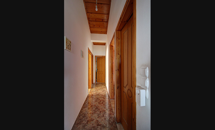 TOP FLOOR APT WITH RIGHTS ON A SPACIOUS PLOT