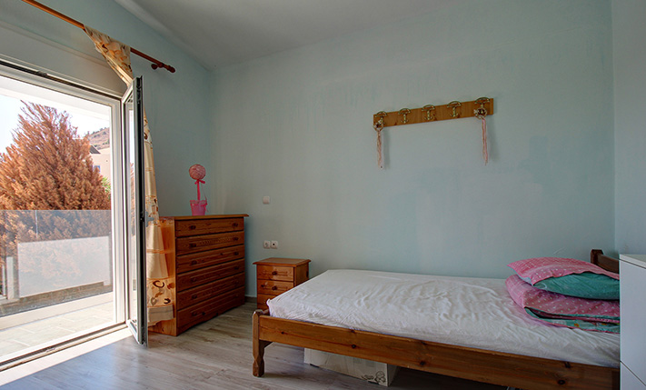 TOP FLOOR APT WITH RIGHTS ON A SPACIOUS PLOT